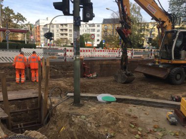 Berlin, Almanya - 1 Kasım 2018: Strabag Hidrolik Ekskavatör inşaat sitesinde. Strabag Se olduğunu bir Avusturyalı inşaat şirketi, inşaat hizmetleri için teknoloji grubu