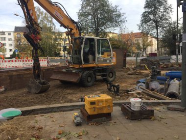 Berlin, Almanya - 1 Kasım 2018: Strabag Hidrolik Ekskavatör inşaat sitesinde. Strabag Se olduğunu bir Avusturyalı inşaat şirketi, inşaat hizmetleri için teknoloji grubu