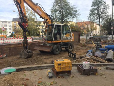 Berlin, Almanya - 1 Kasım 2018: Strabag Hidrolik Ekskavatör inşaat sitesinde. Strabag Se olduğunu bir Avusturyalı inşaat şirketi, inşaat hizmetleri için teknoloji grubu