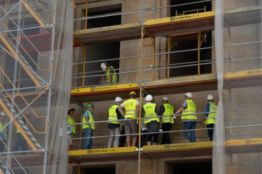 Roma, İtalya - 23 Ağustos 2018: Tanınmayan arka inşaat işçileri iş yerinde iskele açık