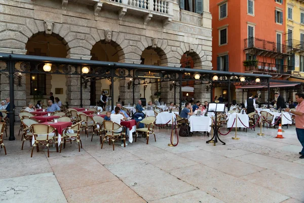 Verona Italia Septiembre 2018 Personas Sentadas Las Mesas Exteriores Restaurante — Foto de Stock