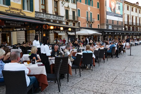 Verona Itália Setembro 2018 Pessoas Sentadas Nas Mesas Exteriores Restaurante — Fotografia de Stock