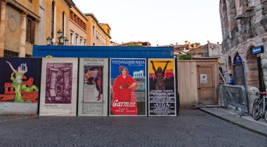 Verona, İtalya - 5 Eylül 2018: 1928 lirik sezon Arena di Verona Roma amfi büyük ölçekli opera performansları için uluslararası ünlü tarihi posterleri