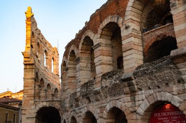 Verona, İtalya - 5 Eylül 2018: Verona Arena, Piazza sutyen Verona, İtalya, Roma bir amfitiyatro dış ilk yüzyılda inşa edilmiş
