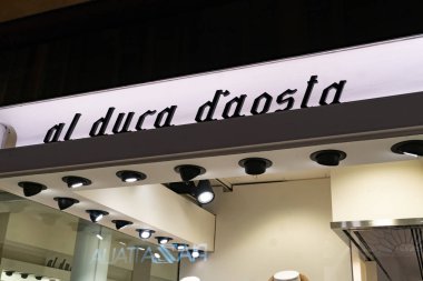 Verona, İtalya - 5 Eylül 2018: Al Duca d'Aosta mağaza tabela. Venedik'te 1902 yılında kurulan Al Duca d'Aosta üretir ve erkek gömlek kumaş satıyor