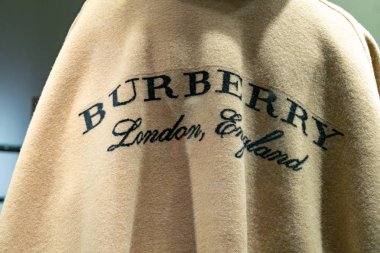 Verona, İtalya - 5 Eylül 2018: Burberry marka. Burberry Group Plc odaklanarak siper kat, Konfeksiyon dış giyim, moda aksesuarları, kokuları bir İngiliz lüks moda evim