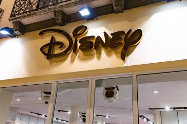 Verona, İtalya - 5 Eylül 2018: Disney store tabela. Sadece Disney öğeleri ilgili satış özel mağazalar uluslararası bir zincir Disney deposudur