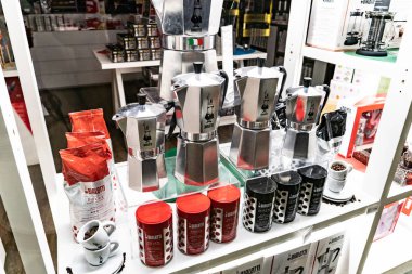 Verona, İtalya - 5 Eylül 2018: Bialetti Moka hızlı kahve makineleri. Alfonso Bialetti Moka Express kahve makinesi icadı Luigi De Ponti'nın kazanılması için ünlü oldu bir mühendis oldu