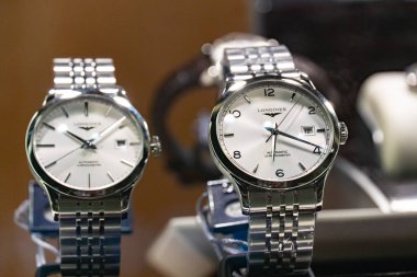 Verona, İtalya - 5 Eylül 2018: Longines saatler bir mağaza pencerede görüntülenir. Longines İsviçreli lüks saat tamircisi olduğunu