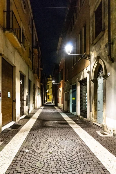 Verona Italia Septiembre 2018 Calle Estrecha Verona Por Noche Todos —  Fotos de Stock