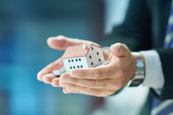 Vastgoedmarkt Koopovereenkomst Voor Een Nieuw Huis Rechtenvrije Stockfoto's