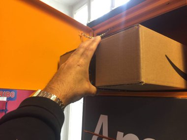 Berlin, Almanya - 26 Ekim 2018: Amazon karton kutular. Bir Amazon online perakendeci nakliye kutusunu Amazon Prime ambalaj bandı featuring. Bir yıllık ücret için Amazon Prime ücretsiz 2 günlük nakliye sunmaktadır.
