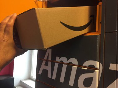 Berlin, Almanya - 26 Ekim 2018: Amazon karton kutular. Bir Amazon online perakendeci nakliye kutusunu Amazon Prime ambalaj bandı featuring. Bir yıllık ücret için Amazon Prime ücretsiz 2 günlük nakliye sunmaktadır.