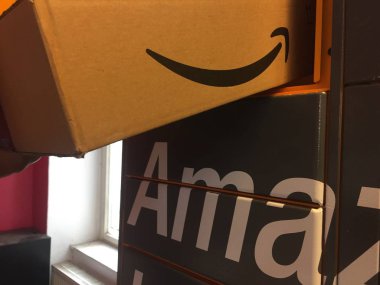 Berlin, Almanya - 26 Ekim 2018: Amazon karton kutular. Bir Amazon online perakendeci nakliye kutusunu Amazon Prime ambalaj bandı featuring. Bir yıllık ücret için Amazon Prime ücretsiz 2 günlük nakliye sunmaktadır.