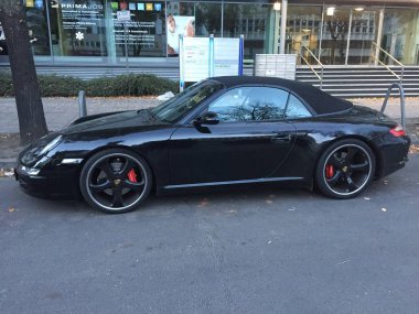 Berlin, Almanya - 27 Ekim 2018: Porsche araba. Yan görünümü. Yüksek performanslı spor otomobil, SUV'lar ve sedan uzmanlaşmış bir Alman otomobil üreticisi Porsche Ag olduğunu
