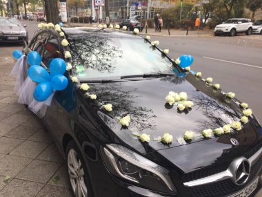 Berlin, Almanya - 27 Ekim 2018: Düğün dekorasyon siyah bir Mercedes-Benz otomobil üzerinde