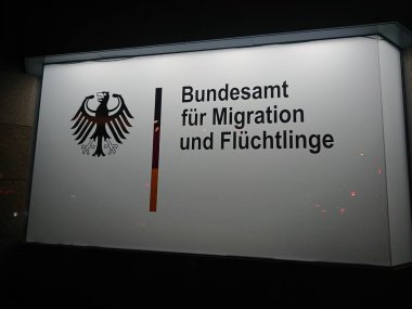 Berlin, Almanya - 13 Ekim 2018: Tabela Bundesamt fr Migration und Flchtlinge (Almanca göç ve mülteci için Federal Dairesi), Alman federal Ajansı