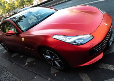 Berlin, Almanya - 19 Eylül 2018: Ferrari Gtc4lusso, güçlü ve sportif araba Ferrari Spa, Maranello dayalı ve Enzo Ferrari tarafından kurulan İtalyan spor otomobil üreticisi