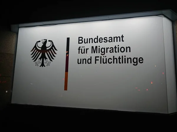 Berlin, Almanya - 13 Ekim 2018: Tabela Bundesamt fr Migration und Flchtlinge (Almanca göç ve mülteci için Federal Dairesi), Alman federal Ajansı