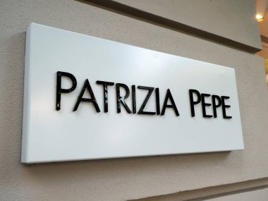 Berlin, Almanya - 19 Eylül 2018: Patrizia Pepe mağaza tabela. Patrizia Pepe, Tessilform Spa, Erkek, kadın ve çocuk hazır giyim koleksiyonu sağlayan bir İtalyan markasıdır