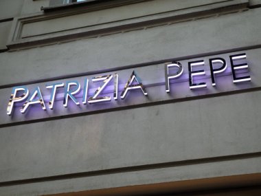 Berlin, Almanya - 19 Eylül 2018: Patrizia Pepe mağaza tabela. Patrizia Pepe, Tessilform Spa, Erkek, kadın ve çocuk hazır giyim koleksiyonu sağlayan bir İtalyan markasıdır