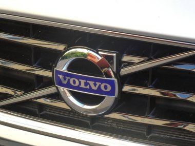 Berlin, Almanya - 13 Mayıs 2018: Volvo logosu beyaz bir araba. Volvo Grup kamyonlar, otobüsler ve inşaat malzemeleri sağlayan bir İsveçli çokuluslu üretim şirketidir