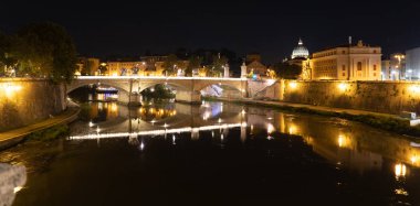 Roma'nın gece görünümü: Papa'nın St. Peter Bazilikası Vatikan, Tiber Nehri'ne, Ponte Sant'Angelo Köprüsü ve gece Roma cityscape