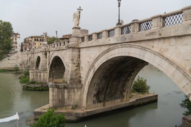 Ponte Sant'Angelo, bir kez Aelian köprü veya Pons Aelius (Hadrian köprü anlamına gelir), köprü Roma, İtalya'da beş kemerli Tiber Nehri kapsayan