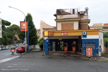 Rome, İtalya - 3 Ağustos 2018: Kolay yakıt benzin istasyonu, Otomatik yakıt dağıtım sistemi