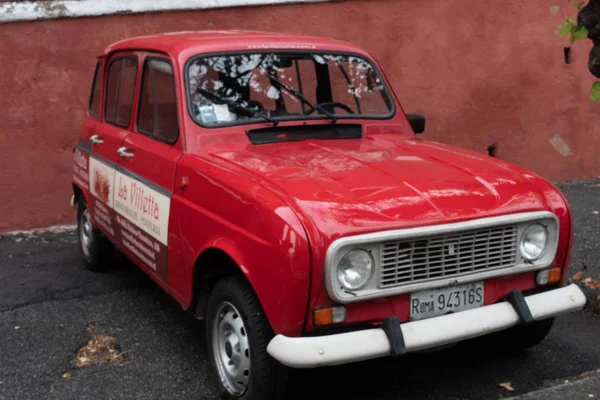 Rom Italien Augusti 2018 Röda Renault Bil Franska Biltillverkare Som — Stockfoto