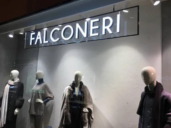 Verona, İtalya - 5 Eylül 2018: Falconeri mağaza pencere. Falconeri kaşmir, yün ve giyim rafine diğer iplikler sağlayan bir firmadır