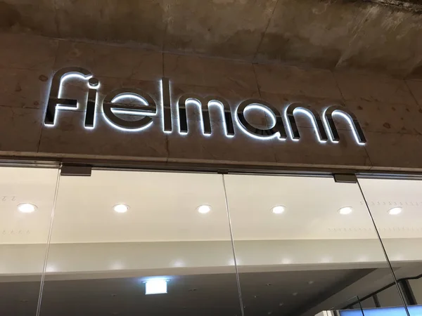 意大利维罗纳 2018年9月5日 菲尔曼商店标牌 Fielmann 是一家专注于零售眼镜的德国光学公司 — 图库照片