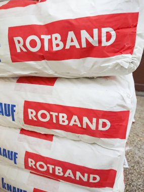 Berlin, Almanya - 15 Kasım 2018: Knauf Alçı sıva yumuşatma için bağ Rotband