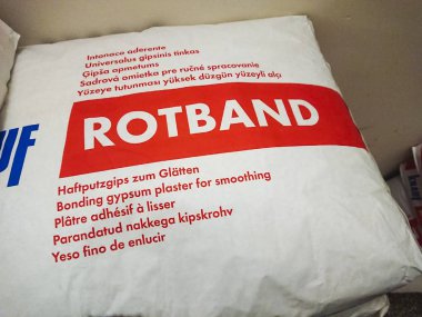 Berlin, Almanya - 15 Kasım 2018: Knauf Alçı sıva yumuşatma için bağ Rotband