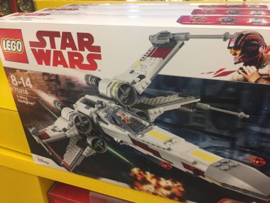 Berlin, Almanya - 11 Ağustos 2018: Lego Star Wars oyuncaklar mağaza raf. LEGO Star Wars Star Wars efsanesinin içerir bir Lego temadır