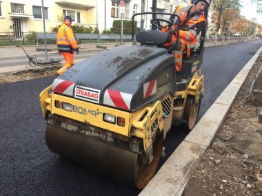 Berlin, Almanya - 15 Kasım 2018: Strabag yol silindiri Bomag. Strabag Se olduğunu bir Avusturyalı inşaat şirketi, inşaat hizmetleri için teknoloji grubu