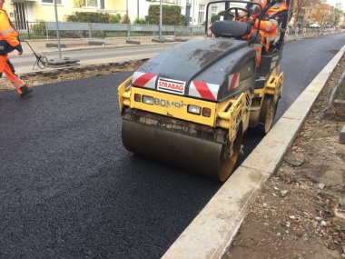 Berlin, Almanya - 15 Kasım 2018: Strabag yol silindiri Bomag. Strabag Se olduğunu bir Avusturyalı inşaat şirketi, inşaat hizmetleri için teknoloji grubu