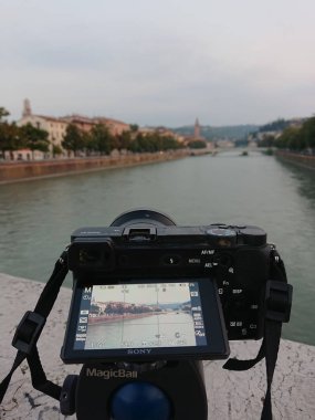 Verona, İtalya - 6 Eylül 2018: Adige Nehri bir Sony dijital fotoğraf makinesi ile fotoğraf çekimi