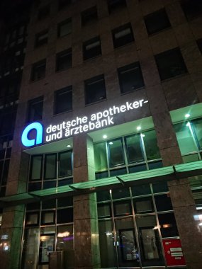 Berlin, Almanya - 9 Eylül 2018: Deutsche Apotheker-und Aerztebank banka şube tabela. (Apobank, eczacılar ve hekimler Alman Bankası) Dsseldorf içinde merkezi bir kooperatif bankadır
