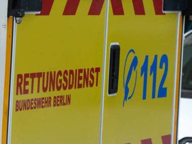 Berlin, Almanya - 12 Eylül 2018: Acil Tıp Servisi ambulans., 112 aranan tek Avrupa Acil durum numarası mı ücretsiz ve yangın ve acil yardım için kullanılır