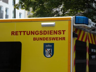 Berlin, Almanya - 12 Eylül 2018: Acil Tıp Servisi ambulans., 112 aranan tek Avrupa Acil durum numarası mı ücretsiz ve yangın ve acil yardım için kullanılır