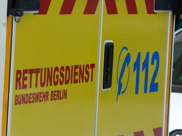 ベルリン ドイツ 2018 緊急医療救急車は 112 ですダイヤルできる単一ヨーロッパの緊急電話番号無料で 火災や救急医療用 — ストック写真