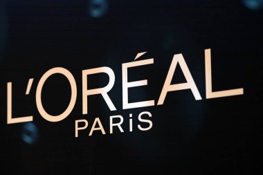 Berlin, Almanya - 6 Şubat 2017: Loreal Paris tabela. L'Oral bir Fransız kozmetik şirketi, dünyanın en büyük kozmetik şirketi ve Dermatoloji alanındaki faaliyetleri geliştirdi                               