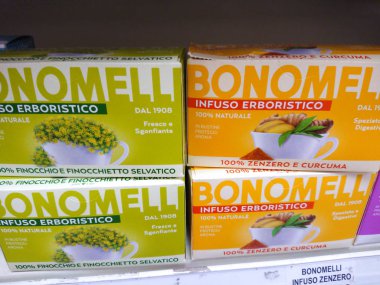 Rome, İtalya - 10 Ağustos 2018: Bonomelli infüzyon rezene ve yabani rezene ve zencefil ve zerdeçal bir süpermarket raf Satılık