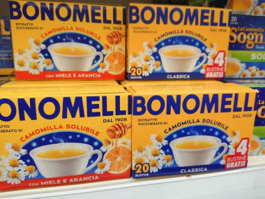 Rome, İtalya - 10 Ağustos 2018: elenmiş Bonomelli papatya ambalaj Satılık