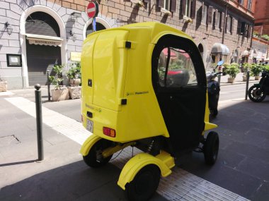 Rome, İtalya - 13 Ağustos 2018: İtalyan Poste Italiane elektrikli araba. Poste Italiane Spa bir İtalyan posta servisi sağlayıcısıdır. Kısmen ve hisselerinin % 35 halka satarak özelleştirilerek yapıldı.