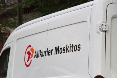 Berlin, Almanya - 23 Ağustos 2018: Allkurier Moskitos sembolü beyaz bir minibüs