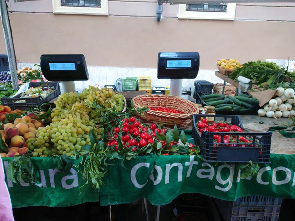 Roma Agosto 2018 Frutta Fresca Mercato Agricolo Pesche Uva Pomodori — Foto Stock