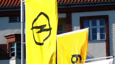 Berlin, Almanya - 27 Temmuz 2018: Opel araba bayilik bayrak sallıyor. Opel Alman otomobil üreticisi, bir Fransız Groupe Psa Ağustos 2017 beri parçasıdır