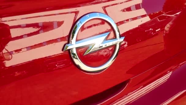 Berlin Deutschland Juli 2018 Opel Emblem Auf Einem Roten Auto — Stockvideo